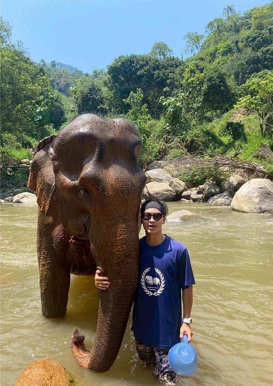 Bathing an elephant in the river